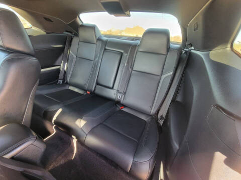 2017 Dodge Challenger SXT Plus