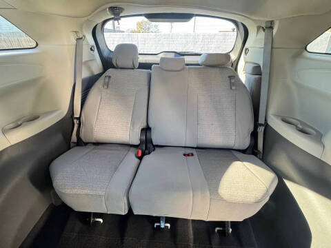 2022 Toyota Sienna LE 8-Passenger