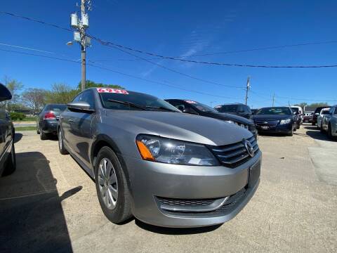 2012 Volkswagen Passat for sale at TOWN & COUNTRY MOTORS in Des Moines IA