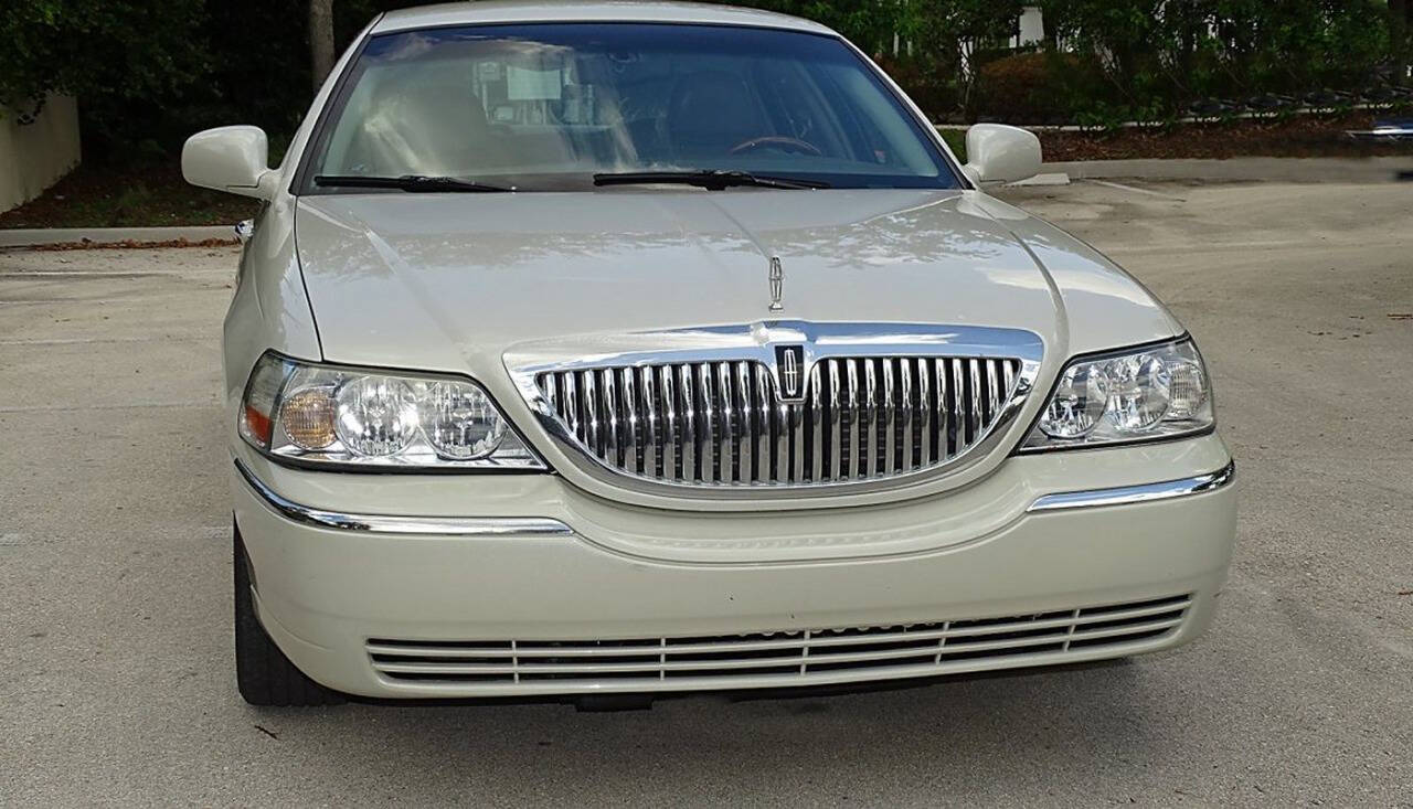 2004 Lincoln Town Car 14