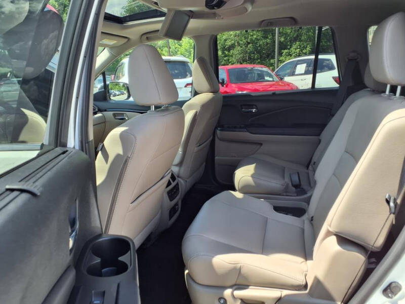 2022 Honda Pilot Touring w/Rear Captain's Chairs
