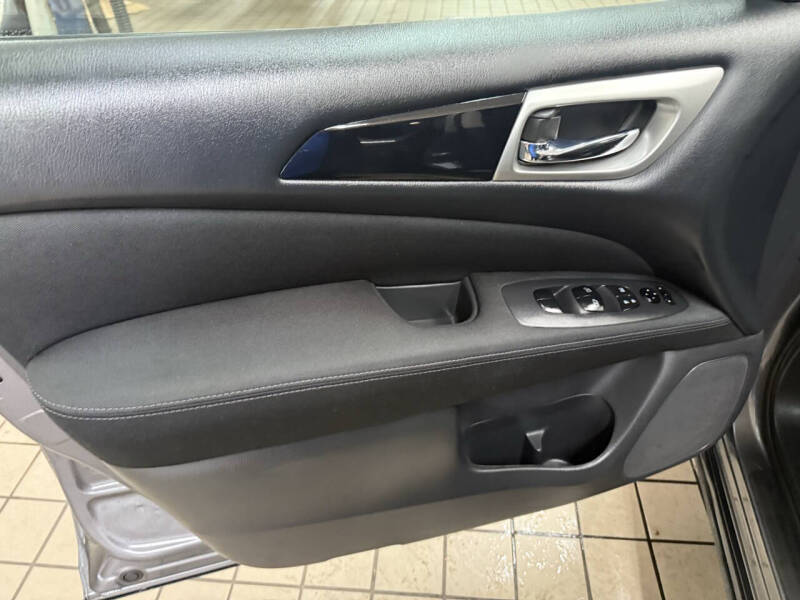 2017 Nissan Pathfinder SV