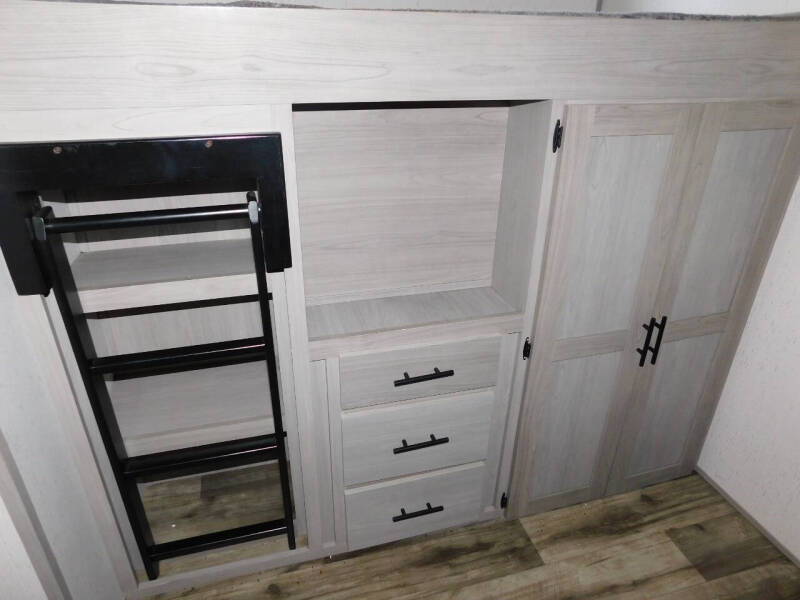 2023 Coleman Lantern 337 BH