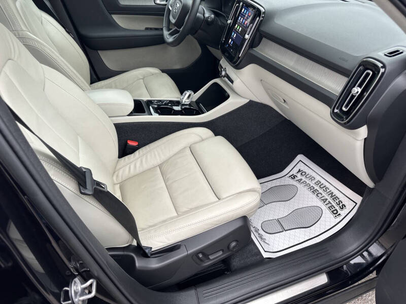 2023 Volvo XC40 B5 Plus Bright Theme