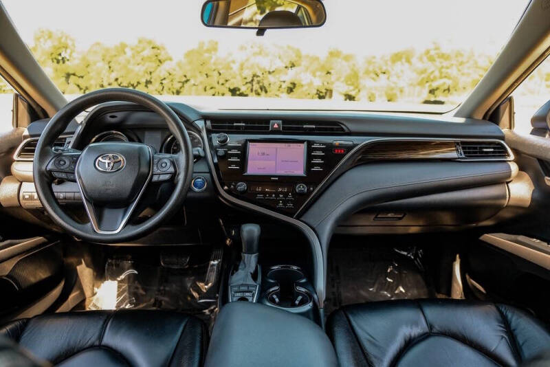 2020 Toyota Camry Hybrid LE