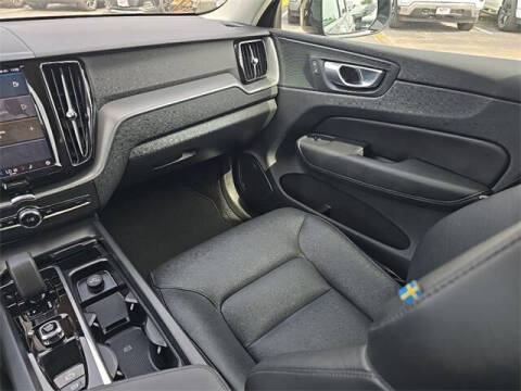 2024 Volvo XC60 B5 Core Dark Theme