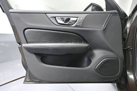 2022 Volvo S60 Recharge T8 R-Design Expression