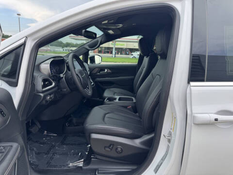 2025 Chrysler Pacifica Select