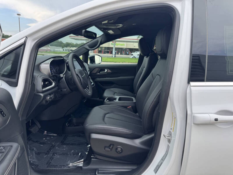 2025 Chrysler Pacifica Select