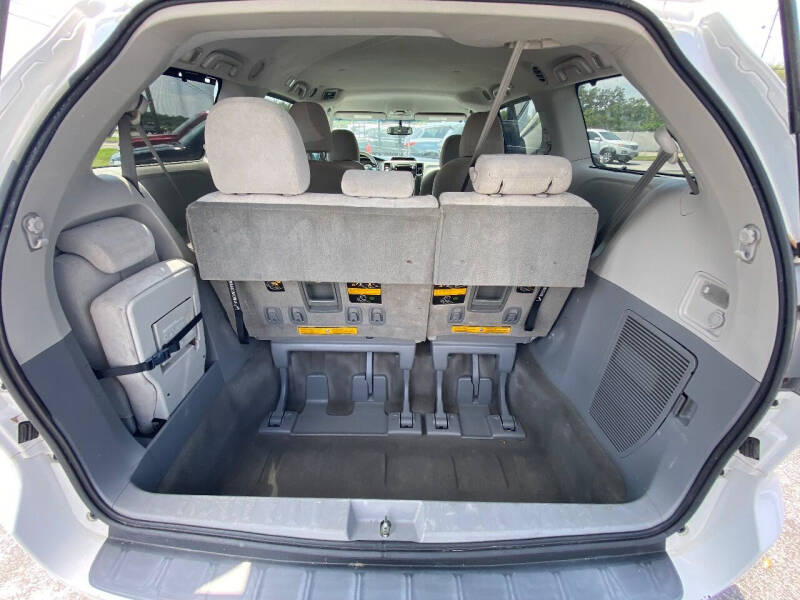 2014 Toyota Sienna null photo 16