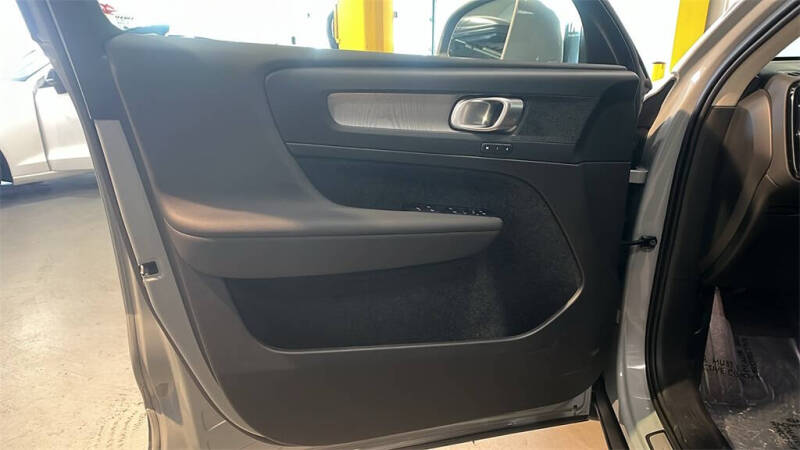 2025 Volvo XC40 B5 Plus Bright Theme