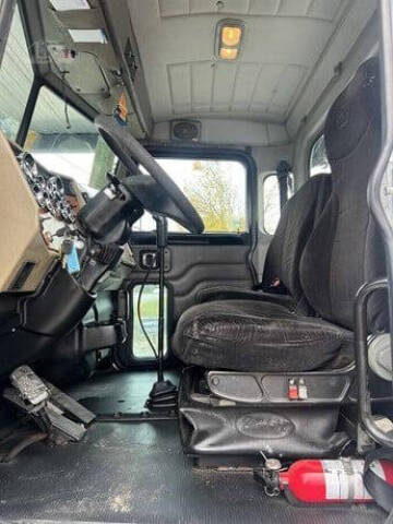 2009 Peterbilt 335