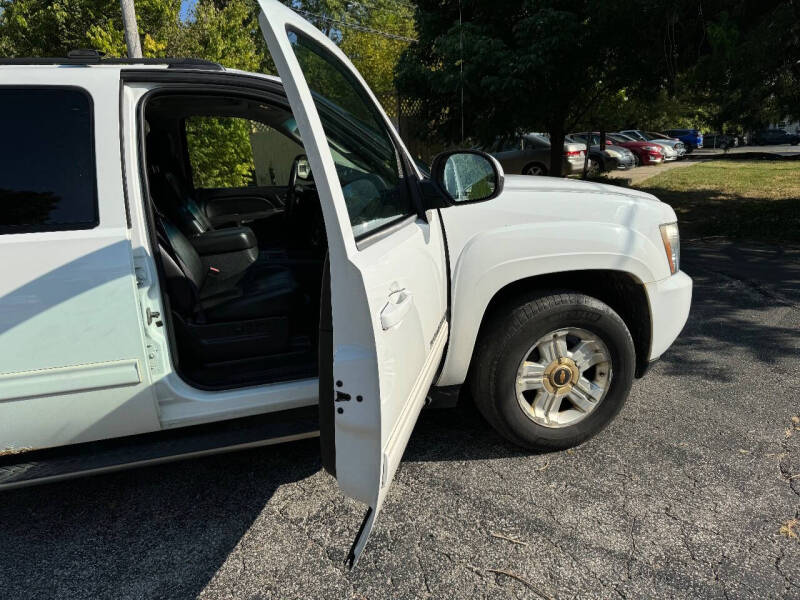 2011 Chevrolet Avalanche LT photo 5