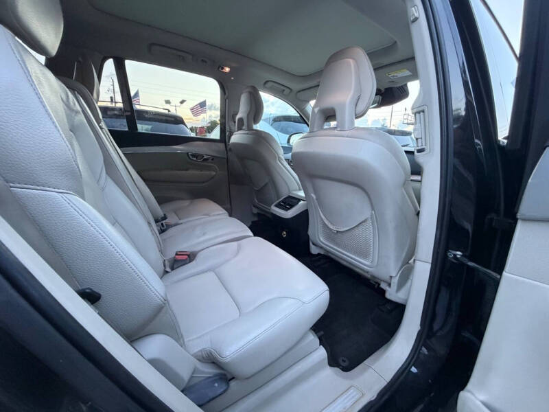 2017 Volvo XC90 T6 Momentum