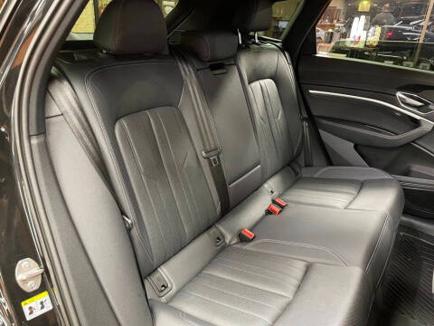 2022 Audi e-tron quattro Premium Plus