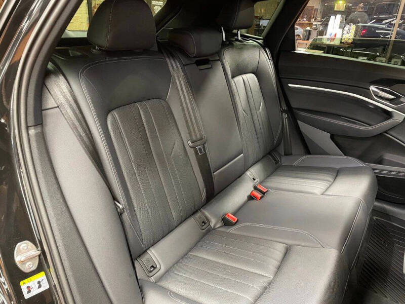 2022 Audi e-tron quattro Premium Plus