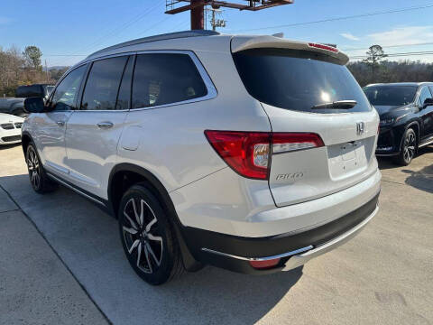 2022 Honda Pilot Touring w/Rear Captain's Chairs