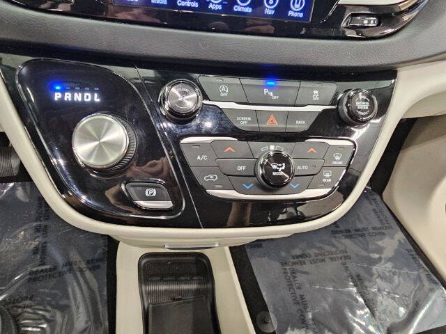 2017 Chrysler Pacifica Touring-L