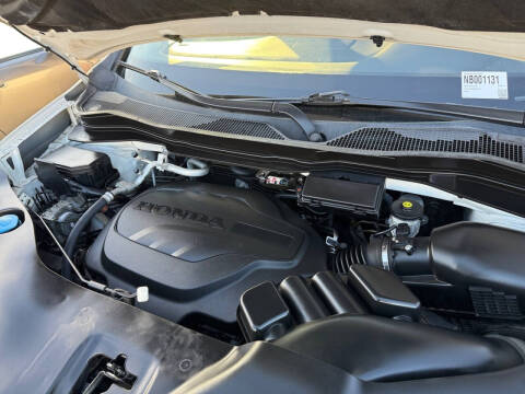 2022 Honda Pilot Touring w/Rear Captain's Chairs