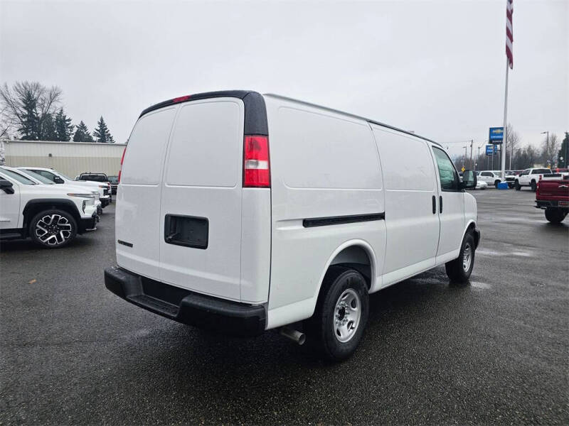 2025 Chevrolet Express 3500