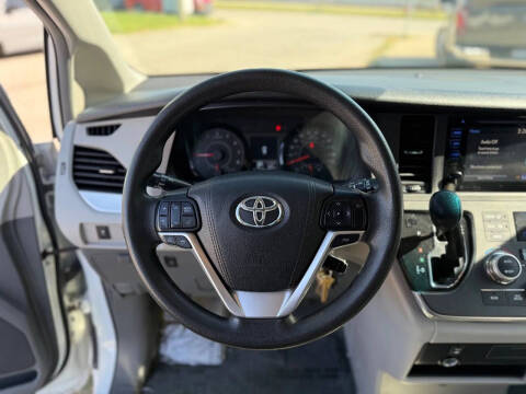 2017 Toyota Sienna LE 8-Passenger