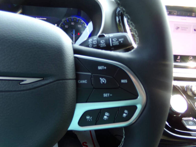 2027 Chrysler Pacifica Select