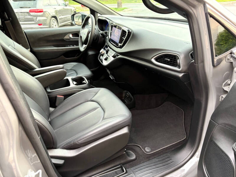 2025 Chrysler Pacifica Select