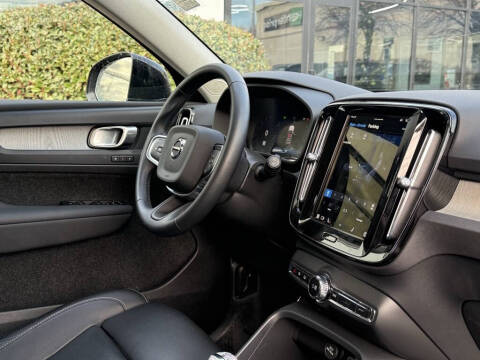 2025 Volvo XC40 B5 Plus Bright Theme