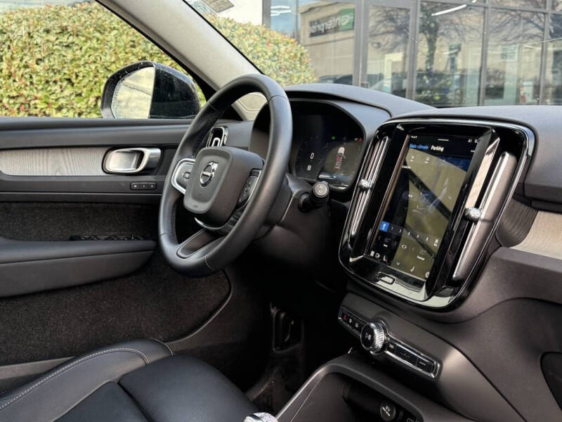 2025 Volvo XC40 B5 Plus Bright Theme
