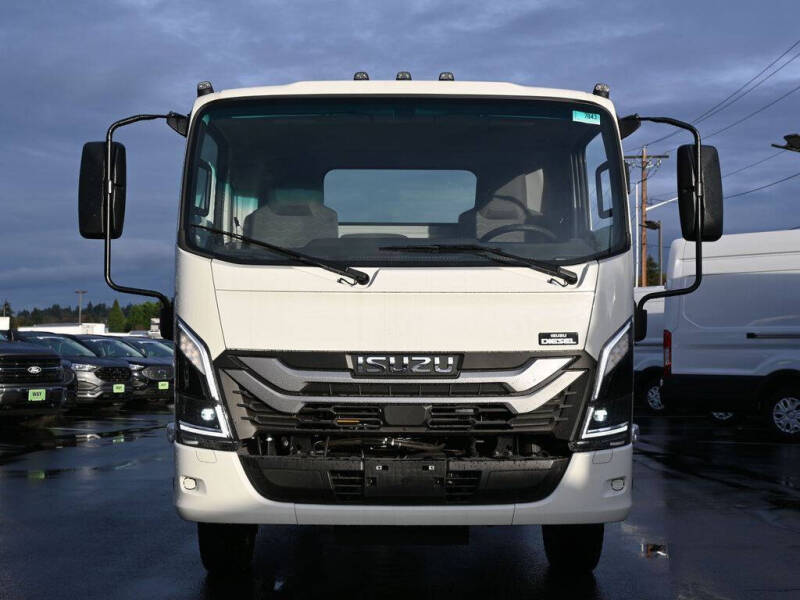 2025 Isuzu NPR-HD