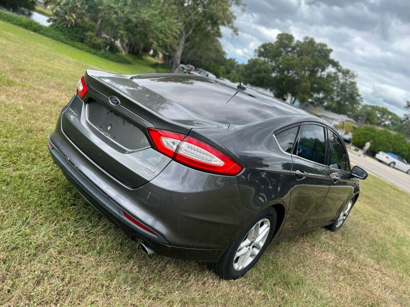 2016 Ford Fusion SE photo 5