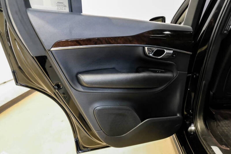 2017 Volvo XC90 T6 Momentum