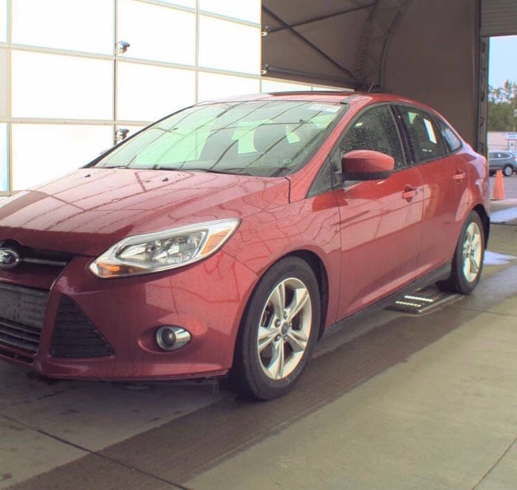 Red 2012 Ford Focus SE SE 4dr Sedan 1