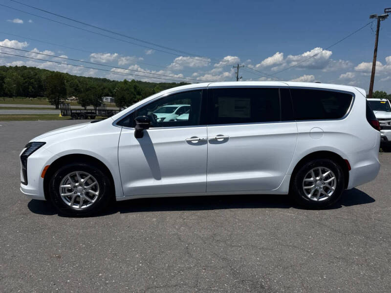 2027 Chrysler Pacifica Select