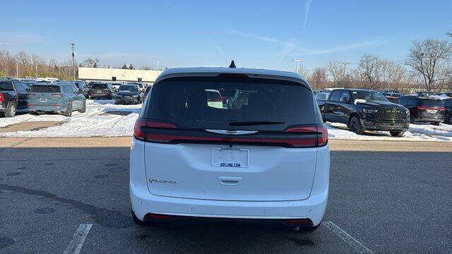 2026 Chrysler Pacifica Select