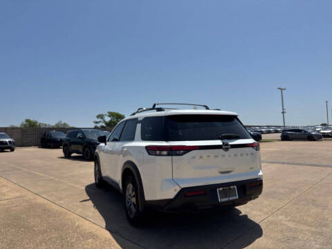 2024 Nissan Pathfinder SV