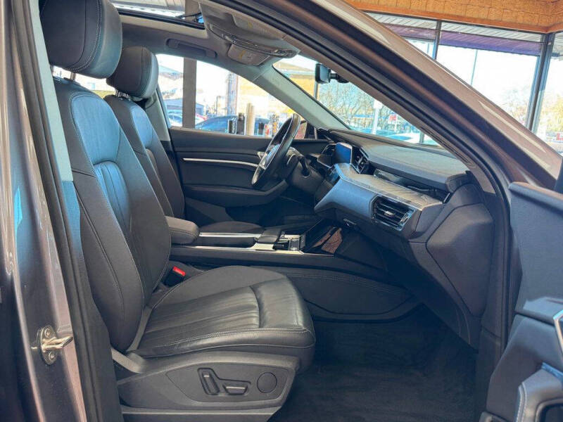 2021 Audi e-tron quattro Premium