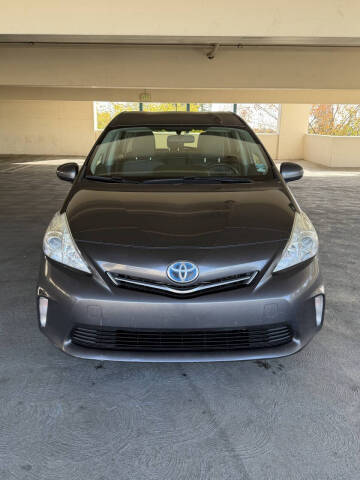 2014 Toyota Prius v Five