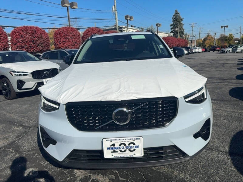 2025 Volvo XC40 B5 Plus Dark Theme