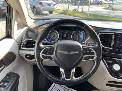 2017 Chrysler Pacifica Touring-L