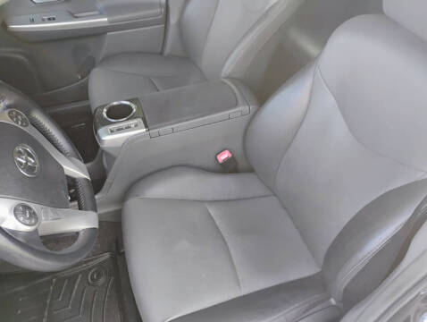 2014 Toyota Prius v Five