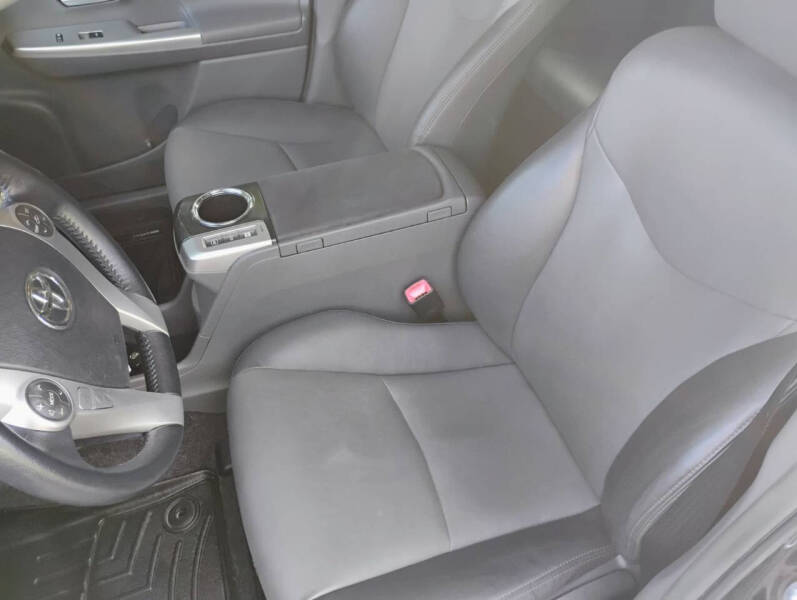 2014 Toyota Prius v Five