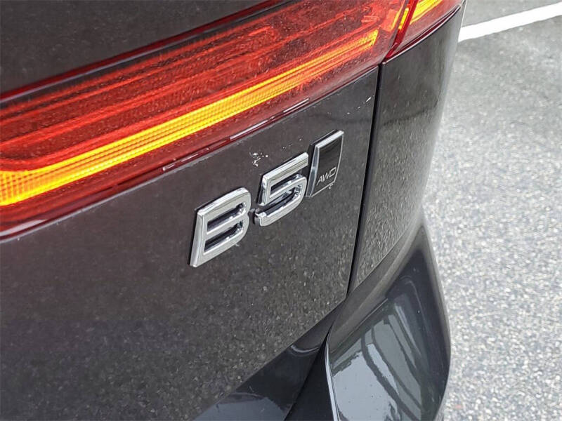 2025 Volvo XC60 B5 Core Dark Theme