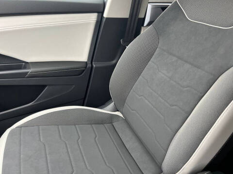 2025 Volkswagen Taos SE 4Motion