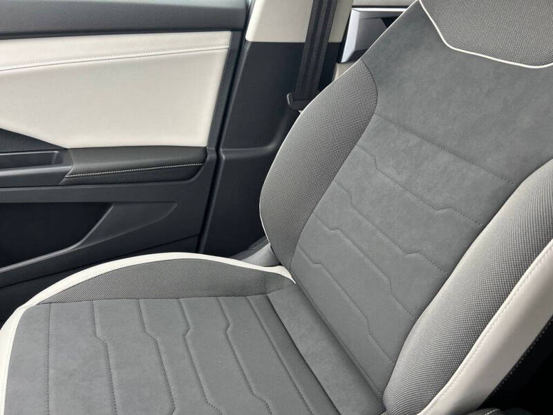 2025 Volkswagen Taos SE 4Motion