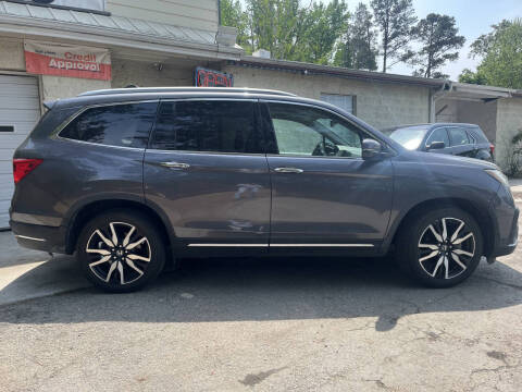 2019 Honda Pilot Touring w/Rear Captain's Chairs