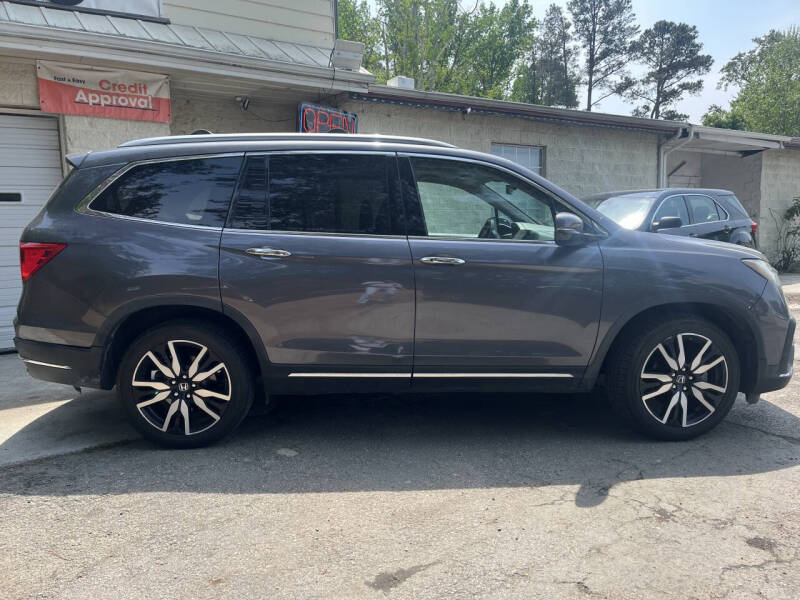 2019 Honda Pilot Touring w/Rear Captain's Chairs