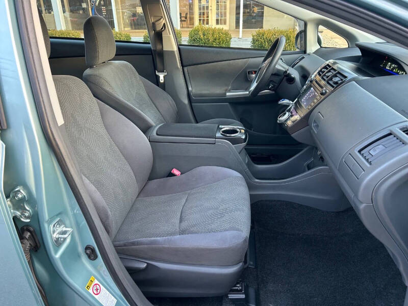 2014 Toyota Prius v Five