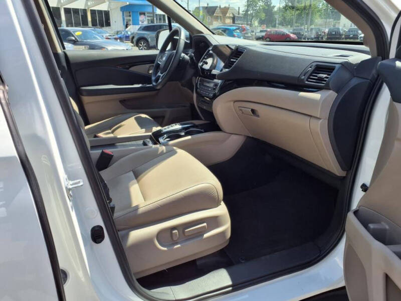 2022 Honda Pilot Touring w/Rear Captain's Chairs