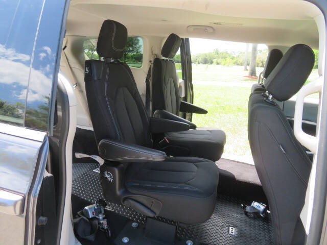 2022 Chrysler Voyager LX